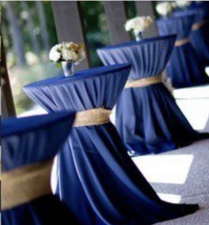 Idée décoration table cocktail nappage bleu roy