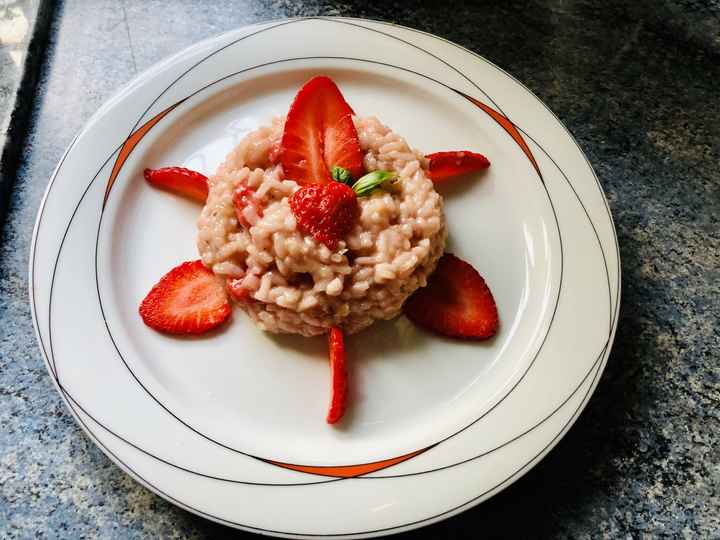 Risotto fraises et champagne et parmesan servie avec une coupe de champagne rosé 1 er plat fait à mo