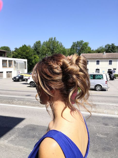 Heureuse après essai coiffure. - 2