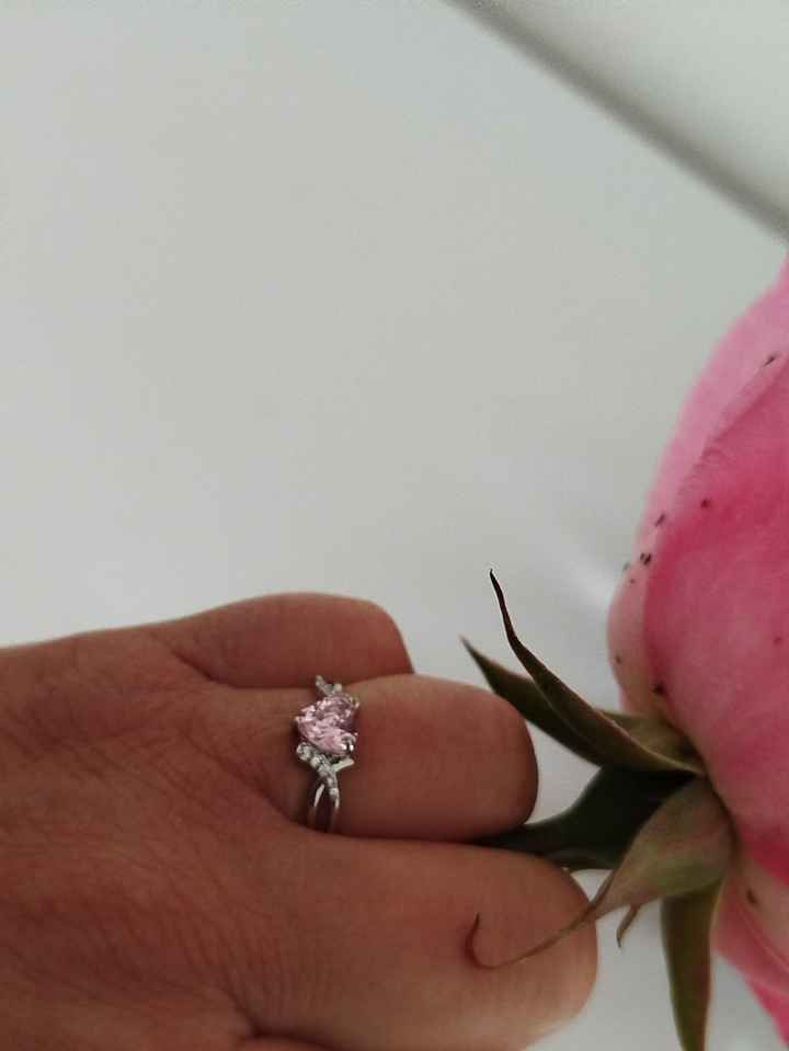Qui porte une bague de fiançailles ? - 1
