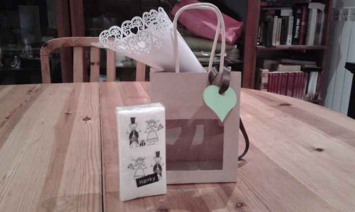 Sac pour invité avec larmes de joie ,cornet a pétales de rose et noeud pour voiture en cours de fabr