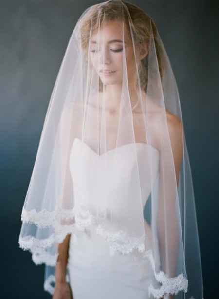 voile valse bordé d'une fine dentelle de Calais