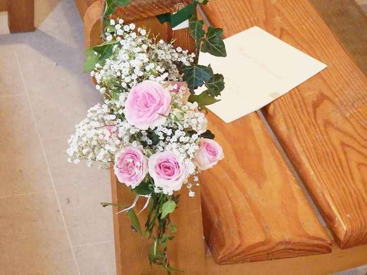 déco florale de l'église avec de la gypsophile et des roses