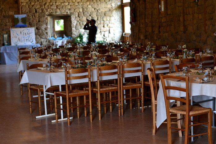 salle avec table rectangulaire