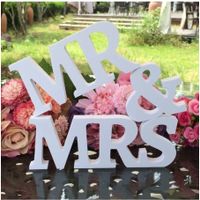 Décoration « mr&mrs » près du gateau