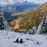 Annoncer la date du mariage pendant une randonnée hivernale autour de la maison. 