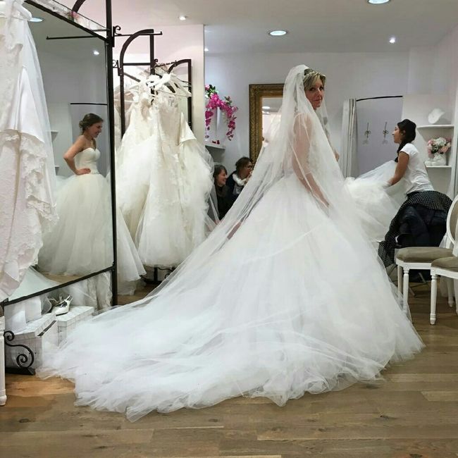 Robe de mariée avec traîne. - 1