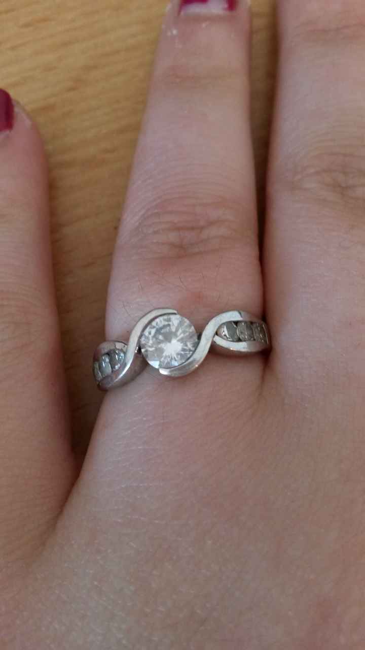 Qui porte une bague de fiançailles ? - 1