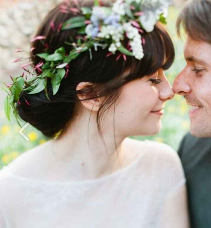 Des exemples de coiffures avec couronne de fleurs? - 1