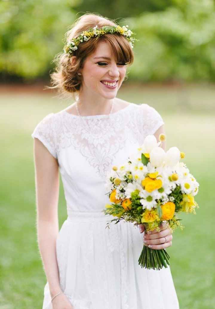 Des exemples de coiffures avec couronne de fleurs? - 3
