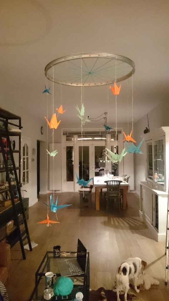 Mobile d'origamis avec roue de vélo