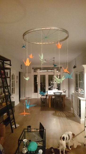 Mobile d'origamis avec roue de vélo