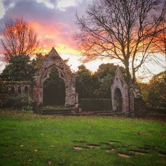 ruines au couché du soleil 