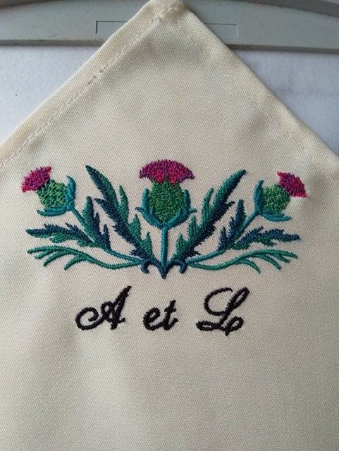zoom sur le broderie, des chardons 