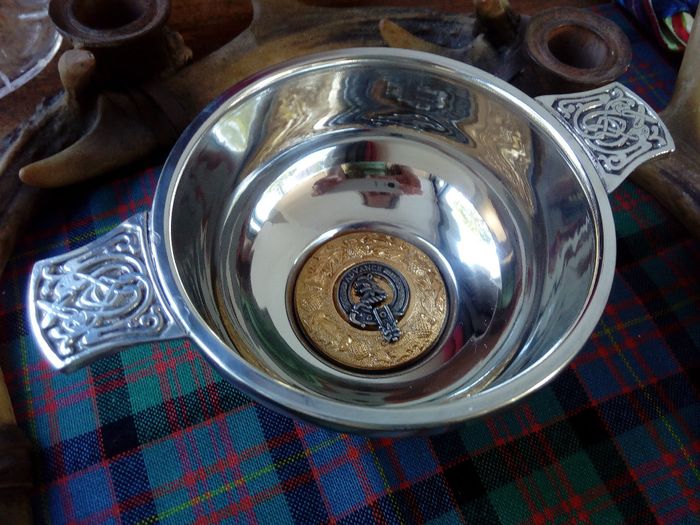 le Quaich (avec le symbôle du clan des ancêtres de Monsieur)