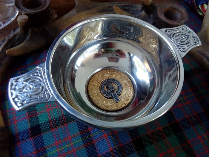 le quaich (bol traditionnel écossais, rempli de whisky)