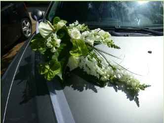 composition florale voiture