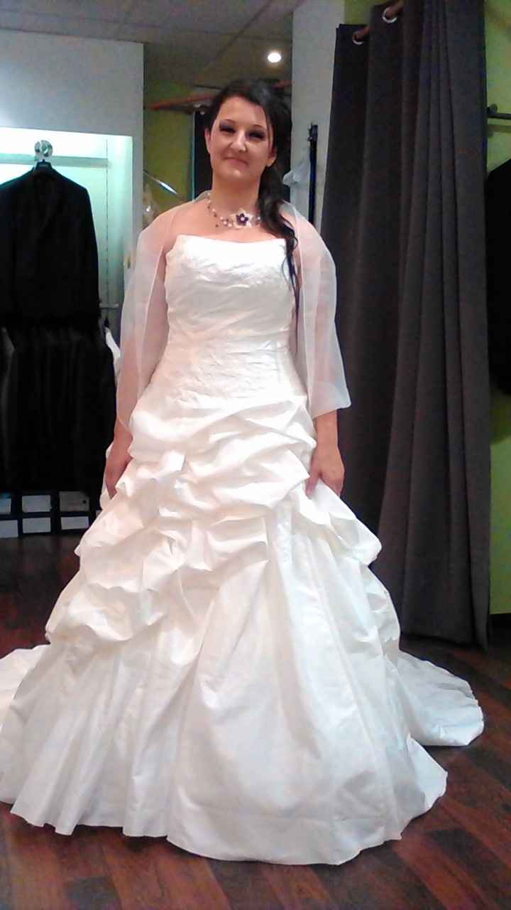 Vue générale de la robe ivoire (mais pas avec ces bijoux)