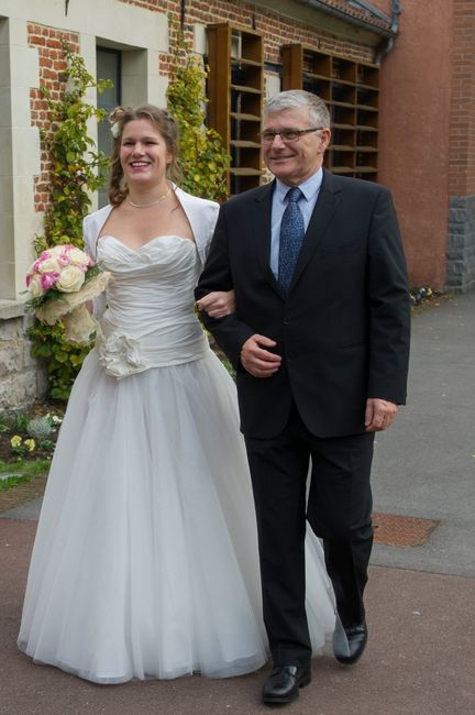 Arrivée à la mairie au bras de mon papa
