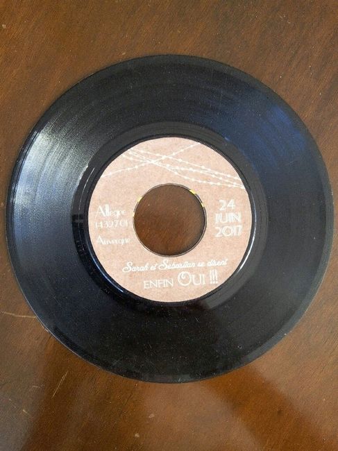 Faire-parts rétro avec des vinyles - 1