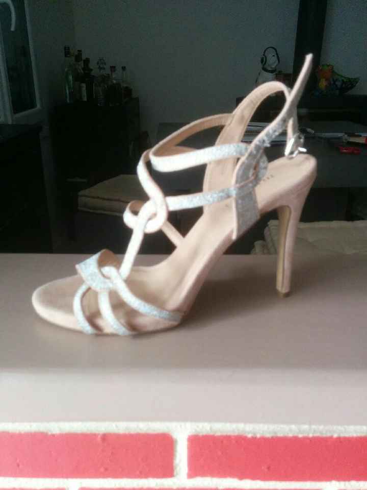 Robe et chaussures trouvées - 1