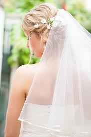 chignon bas et fleurs
