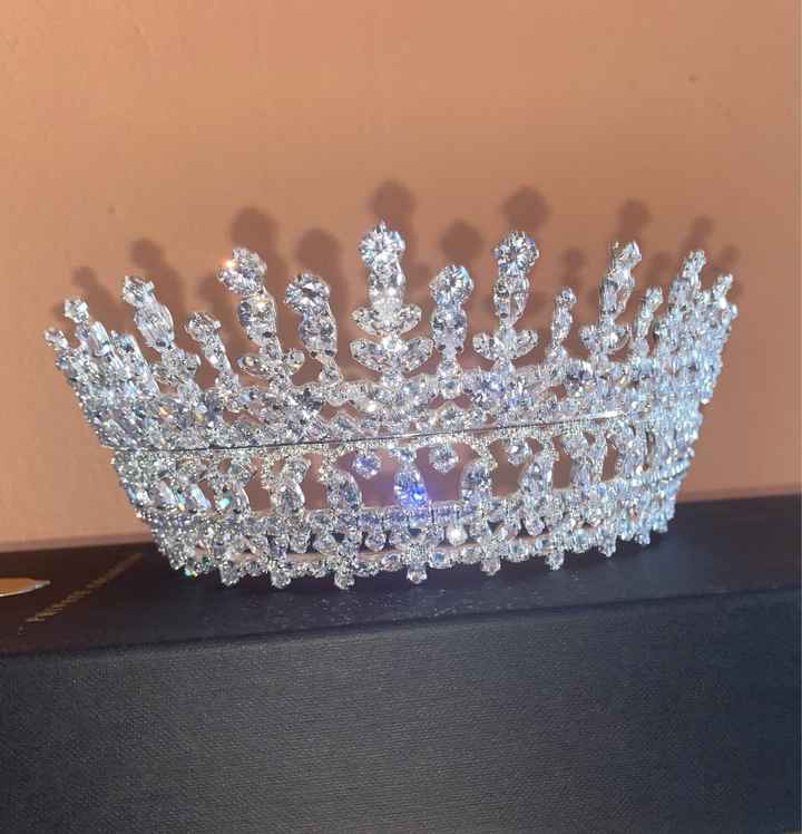 Diadèmes à vendre et robe longue blanche - 2