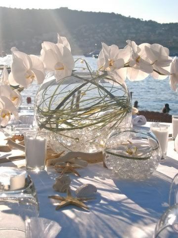 centre de table avec orchidée dans vase boule