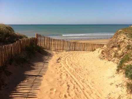 accès à la plage à proximité de la salle