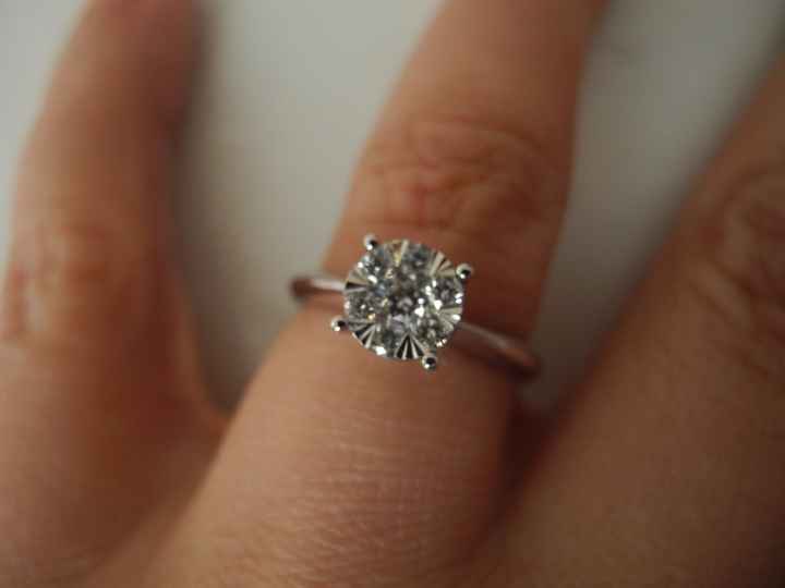 voici la mienne, elle est en or blanc et il y a 7 petits diamants, l'anneau est fin car je n'ai pas 