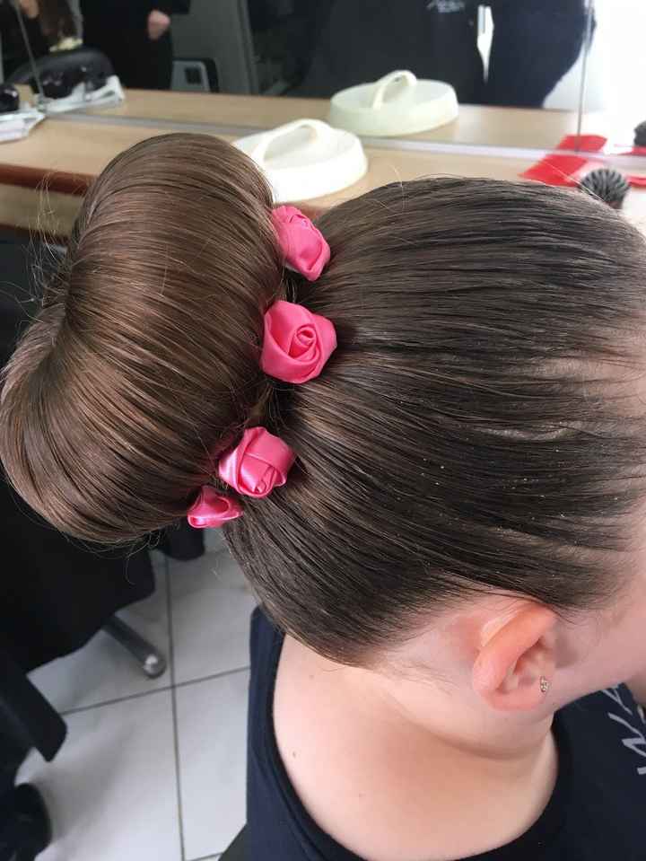 vue de côté avec les fleurs qu'elle aura le jour J