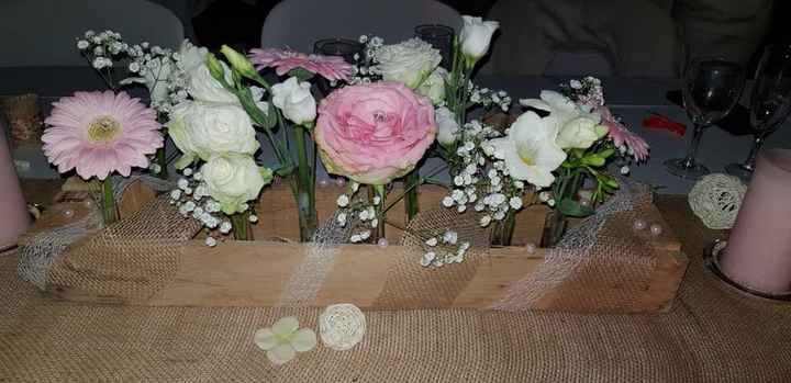Composition florale sur les tables des invités :)