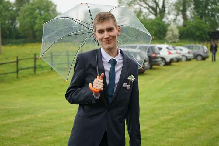 Mon grand fiston adoré et aussi mon témoin de mariage (avec l'un des parapluies acheté en urgence le