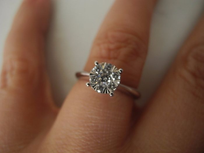 voici la mienne, elle est en or blanc et il y a 7 petits diamants, l'anneau est fin car je n'ai pas 