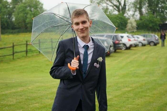 Mon grand fiston adoré et aussi mon témoin de mariage (avec l'un des parapluies acheté en urgence le