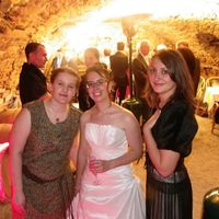 Avec deux demoiselles d'honneur