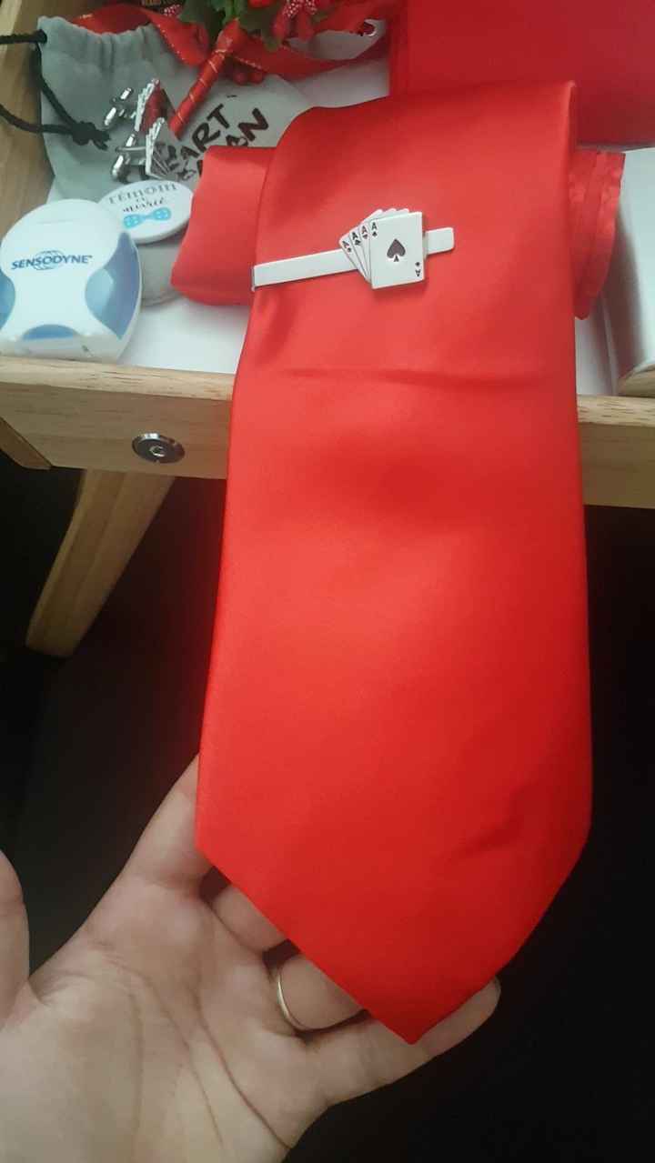 Cravate avec pince cravate