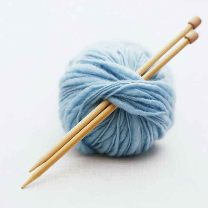 Bobine de laine avec aiguille à tricot 