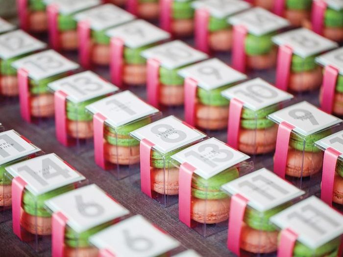 Macarons cadeau invité + escort card