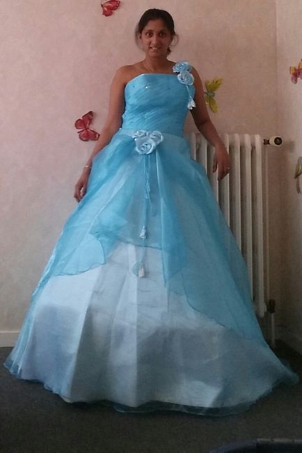 voici une robe turquoise et blanc