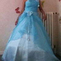 voici une robe turquoise et blanc
