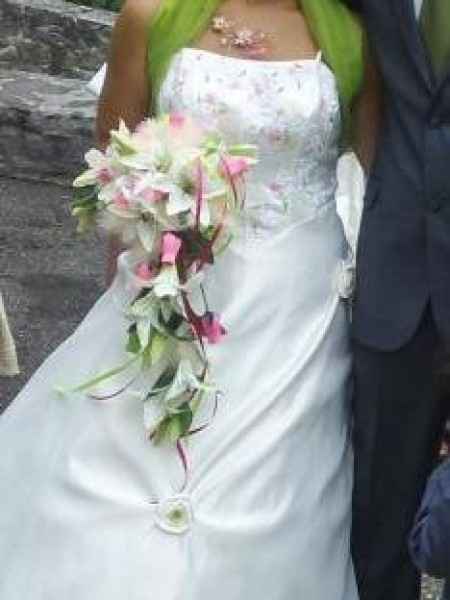 bouquet de fleur et robe de mariee