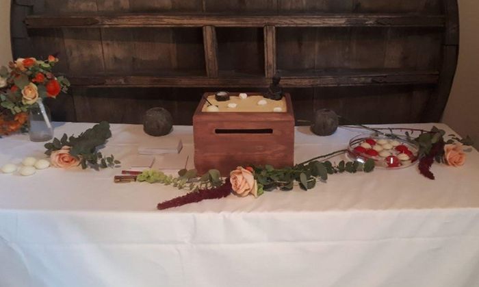 La table de l'urne (le voyage de noces sera au Japon du coup on a customisé une caisse de vin en jar