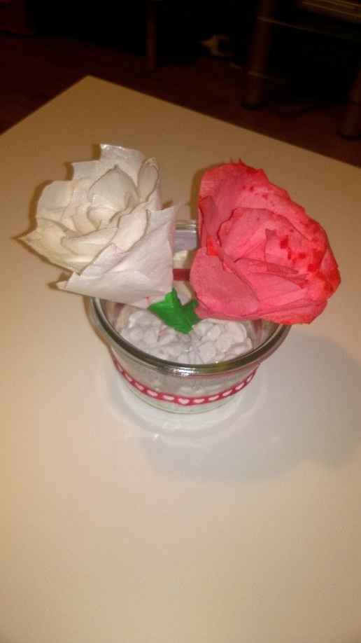 Pot avec 2 roses en filtre à café