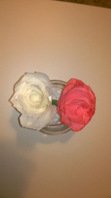 Pot avec 2 roses en filtre à café