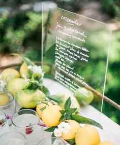 Pantone Primerose yellow
