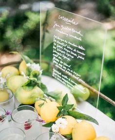 Pantone Primerose yellow