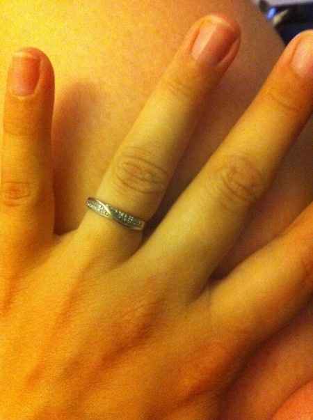 Qui porte une bague de fiançailles ? - 1