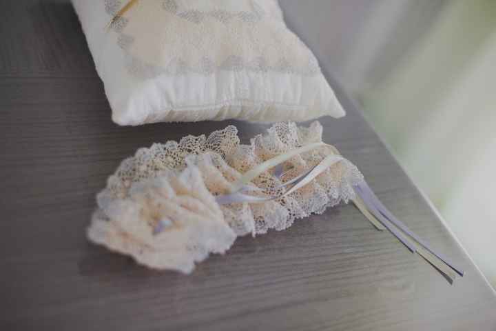 Coussin et jarretière assortis