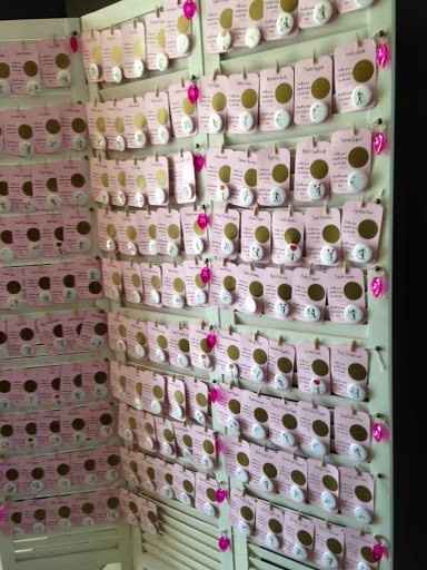 escord card sur un paravent